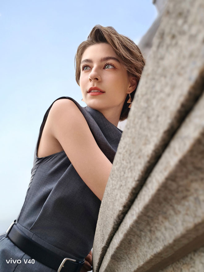 портрет, снятый на vivo V40 с фокусным расстоянием 35 мм