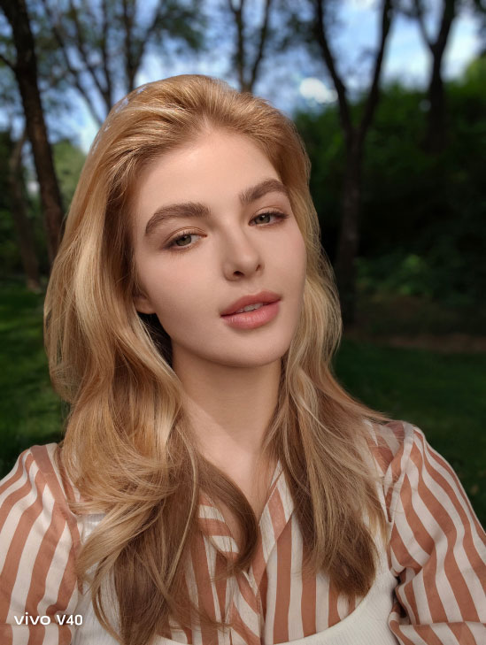 образец фото, снятого на vivo V40 с технологией контурирования лица на базе ИИ